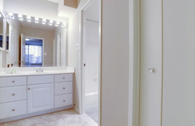 Fantastic 2BR Condo with Gym - Photo 31