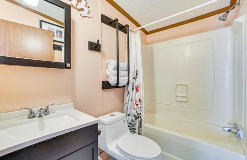 Walk to Houghton Lake! Family Retreat with Patio - Foto 18