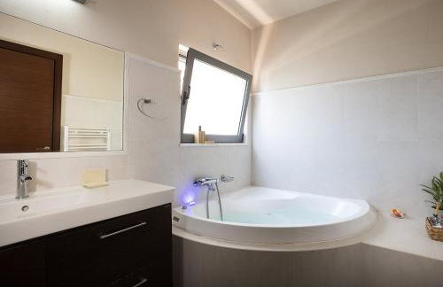 Hestia Grey Villa with Guest House & Private Pool - Foto 77