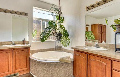 Nature Art Retreat on Breckenridge Creek with Pond! - Foto 20