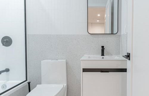 Cozy Brooklyn Getaway with Balcony - Foto 13