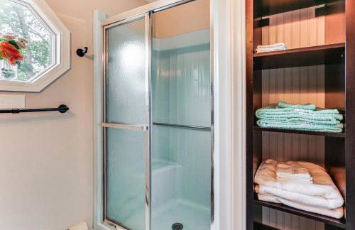 Walk to Town Charming Unit with Balcony in Bedford! - Foto 16