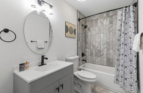 Chic 1BR Oasis Ideal Retreat near Six Flags - Foto 5