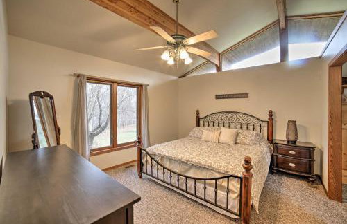 Grand Escape w/ Deck, Game Room, Nature View! - Foto 20