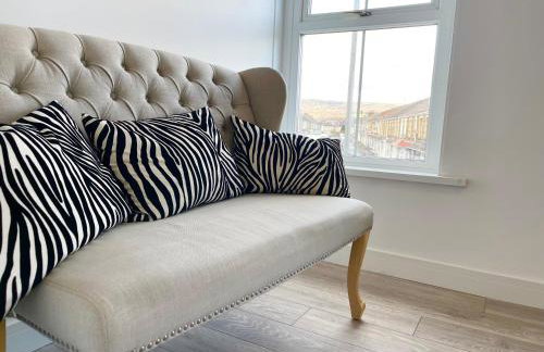 Neath, South Wales Getaway - 4 Bedroom Home -7 Guests - Free Parking - Foto 9