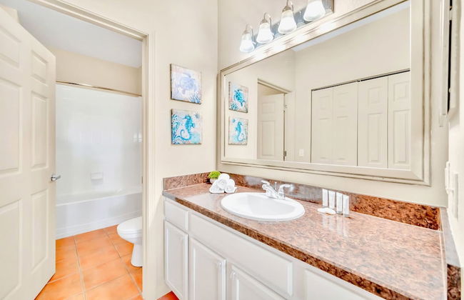 Upstay - Modern Condo w Pool Hot Tub and Sauna - Photo 19