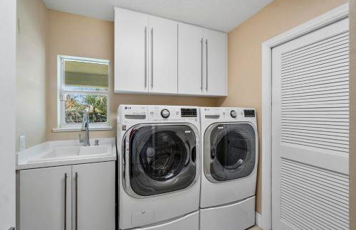 Across from Beach - Renovated Coastal Home, Gourmet Kitchen & Jetted Tub - by Maven Vacation Rentals - Foto 34