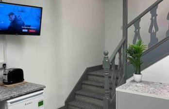 Corner House 2-Bed Townhouse Sleeps 3 - Photo 13