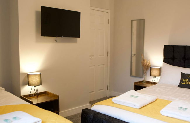 The Sailing Club - 6 Bedroom Hot Tub Town Centre - Photo 12