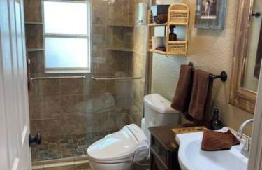 StockYards!-1 block away ! Cowboy Cottage sleeps 9 - Foto 50