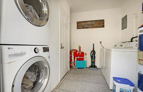 Tropical Escape near Beach! Tons of parking! - Photo 27