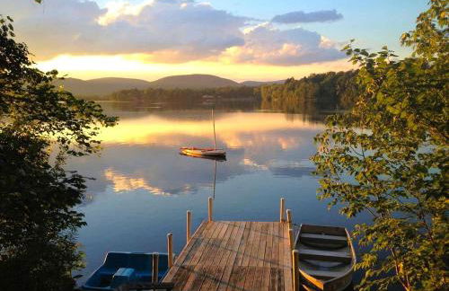 Charming Cabin with Serene Lake Views for a Family Getaway near Pittsfield, Massachusetts - Foto 10