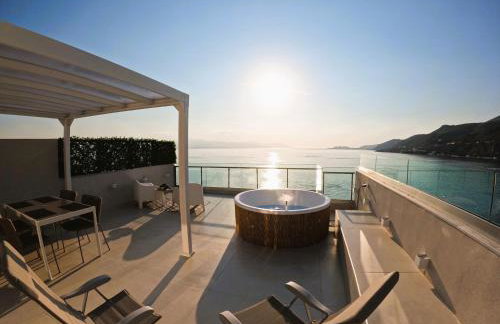 Stylish Rooftop Retreat with Hot Tub with Loutraki Beach - Foto 23