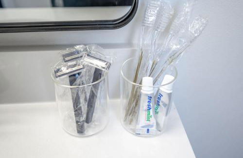 Color Pop Cottage Stylish 2BR with 2 Parking Spots - Foto 40