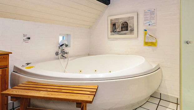 4 Person Holiday Home in Asaa - Foto 4, Wellnessanwendung