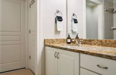 Modern Home next to Vanderbilt Campus with Parking, Screened Porch & Workspace, Walk to Hillsboro Village, Fido & Pancake Pantry, Minutes to Music Row, 12 South & Broadway, Perfect for Families, Friends & University Visits - Foto 20