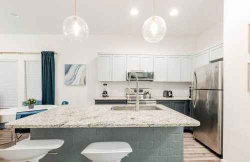 3BR Modern, Gated Home w FreePking, BBQ, Firepit, Mins to Downtown - Foto 20