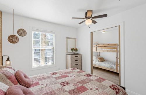 Sunset Serenity!!-Tropical Waterfront Oasis-Huge Private Patio-10Min to KingSt & Beaches - Foto 46