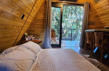 Um chalé e um riacho no meio da natureza - Foto 32