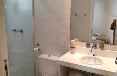 Apartamento com vista para piscina em Angra dos Reis - Condomínio com piscina, bar molhado e marina - Aluguel de Lancha no Local - Foto 12