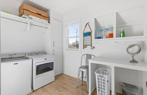 Modern House by Downtown with Garage and Fenced-in Yard - Foto 44