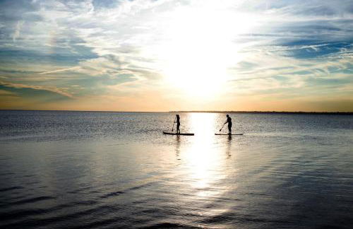 Waterfront Designer Retreat! Stunning Sunsets! Less than 5 minutes to the beach! - Foto 53