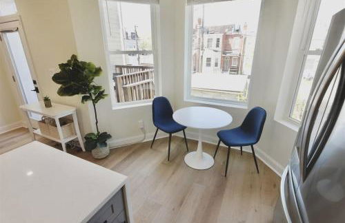 Pristine Petworth Family Home w Street Parking - Foto 7