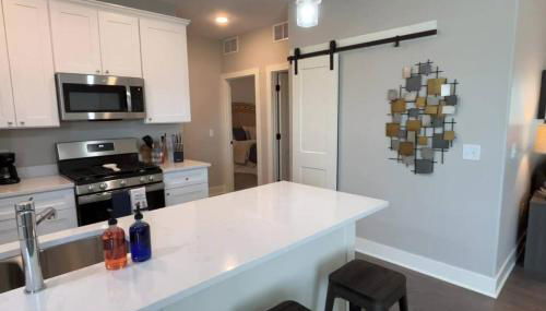 Main Floor New Charming 2 Bedroom Condo - Foto 4