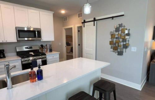 Main Floor New Charming 2 Bedroom Condo - Foto 4