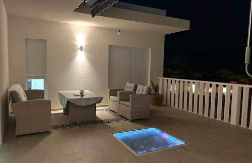 Villa VERONICA with CINEMA PROJECTOR by the HEATED POOL and JACUZZI - Foto 24