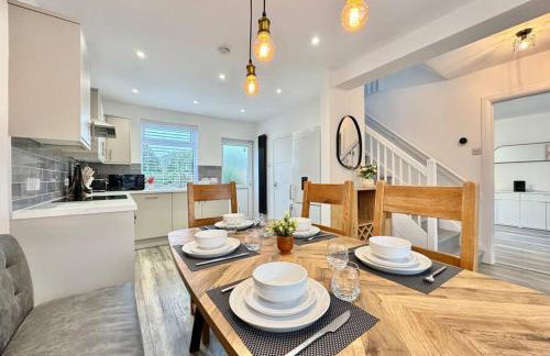 Modern 3 Bedroom Home - Free Driveway Parking - 6 Guests - Upstairs Bathroom and Downstairs WC - Foto 27