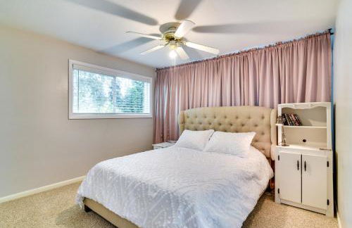 Serene Forest Grove Home with Deck and Stunning Views! - Foto 17