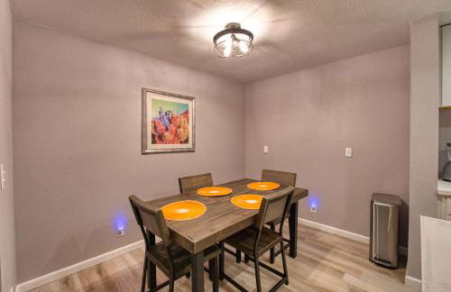 2BR Sleeps 6 Pool BBQ Gym Hot Tub & Bar Hopping! - Foto 14