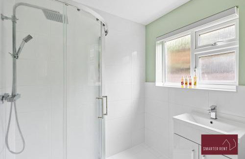 Woking -Garden Driveway Parking 4Bed - Photo 17