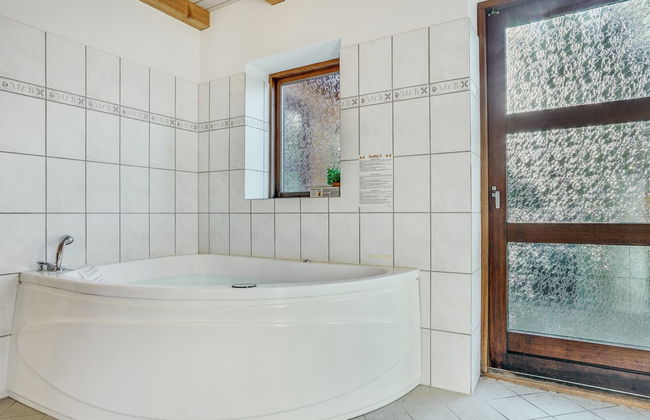 5 bedroom House in Væggerløse with terrace and sauna - Photo 11