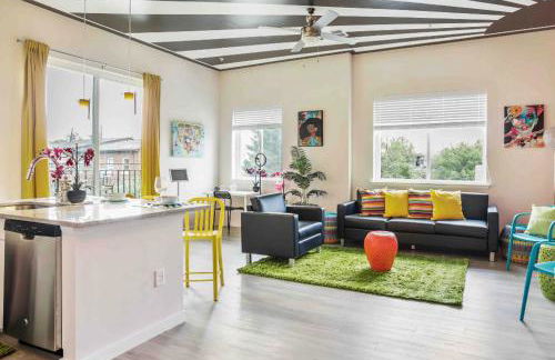 Lux House Of Champagne 2BR 2BA Free Parking & Wifi - Photo 1