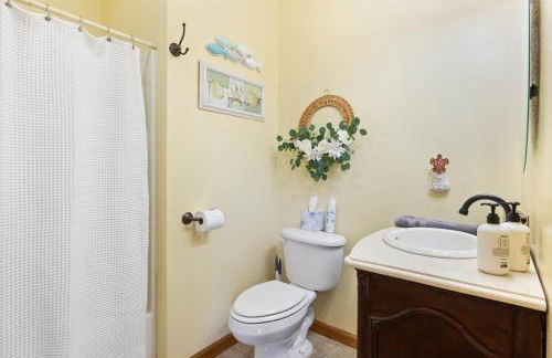 Lakefront Family Retreat w/ Views, Boat Slip - Foto 45