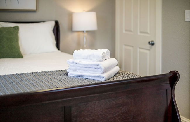 Couples Getaway | Walk to Unc | Free Cruiser Bikes - Foto 8