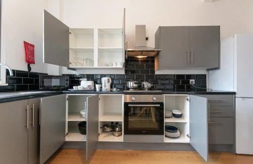 Comfy 2BR Home in Leigh Ideal for Families & Work Stays Sleeps 4 - Photo 16