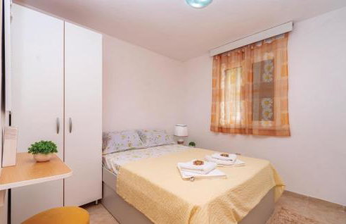 2 Bedroom Lovely Apartment In Osobljava - Foto 12