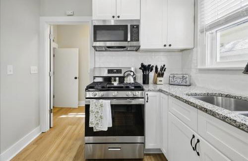 Family Spacious 5BR Retreat w Game Filled Basement Suite - Foto 15