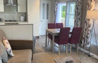 2 Bed Lodge Style Caravan with Hot Tub & Private Garden at Patrington Haven Leisure Park - Foto 15