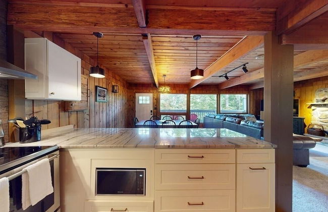 Treehouse Home Brought to you by GetAway Vacations - Photo 27