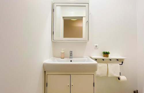 Entire 2 Bedroom Family Friendly House in Belem Lisbon 3 to 5 Guests - Photo 31
