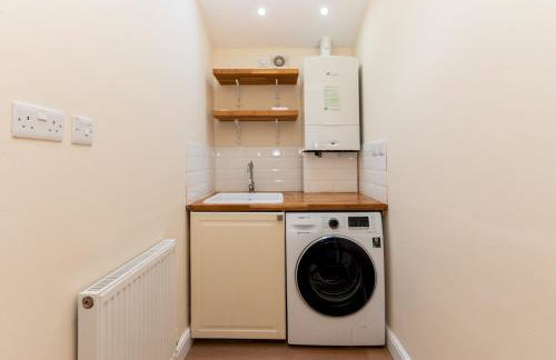 Pass the Keys Stunning Spacious Chessington Gem with Parking - Photo 45