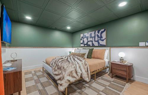 Newly Renovated Luxe Home near Asheville | Pool, Hot Tub, Theater & Games! - Foto 55