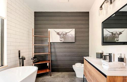 Tranquil Modern Cabin with Friendly Farm Animals & Pond Views Near Cedar Creek, Texas - Photo 11