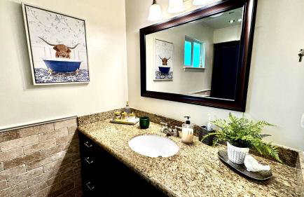 Stylish 4BR Retreat in Cypress - King Bed -Fireplace -Outdoor Patio - TVs in 4 Rooms - Foto 13