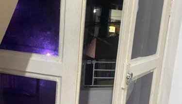 Quarto com sacada possui cama de casal, ventilador e guarda-roupa - Foto 4