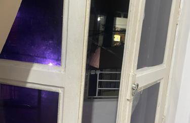 Quarto com sacada possui cama de casal, ventilador e guarda-roupa - Photo 4